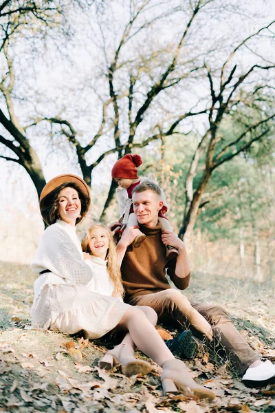 Familia Feliz Cuatro Medio Bosque Pinos Otoño —  Fotos de Stock