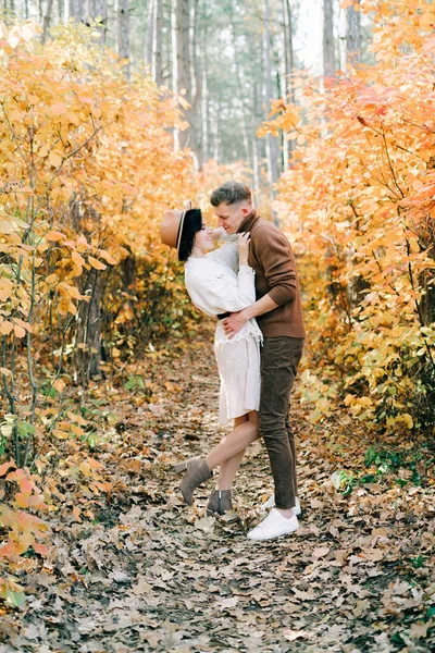 Zwei Glückliche Liebende Umarmen Sich Herbst Inmitten Eines Kiefernwaldes — Stockfoto
