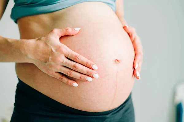 Terhes Lány Sportruházatban Öleli Csupasz Hasát — Stock Fotó