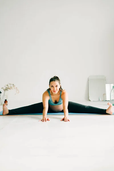 Ung Vacker Gravid Flicka Sportkläder Gör Yoga Utför Övningar Sitter — Stockfoto
