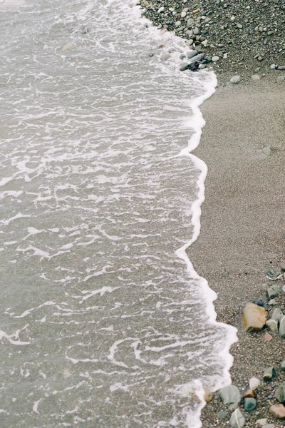 Havsvågen Kommer Till Sandstranden — Stockfoto