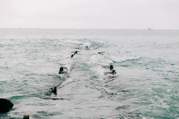 Deniz Dalgaları Yıkılmış Rıhtıma Vuruyor — Stok fotoğraf