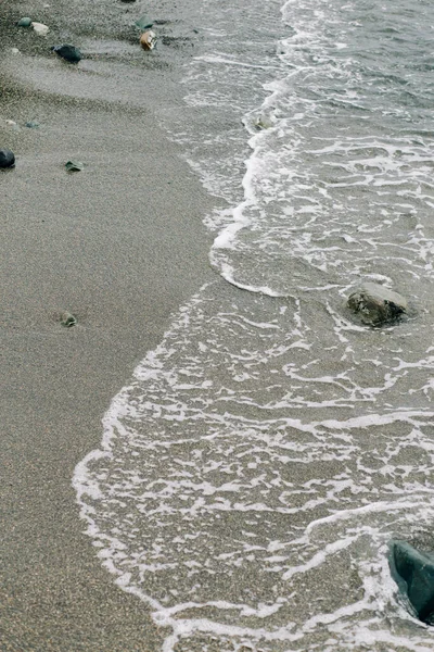Deniz Dalgası Kumlu Kıyıya Ulaşır — Stok fotoğraf