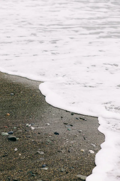 Deniz Dalgası Kumlu Kıyıya Ulaşır — Stok fotoğraf