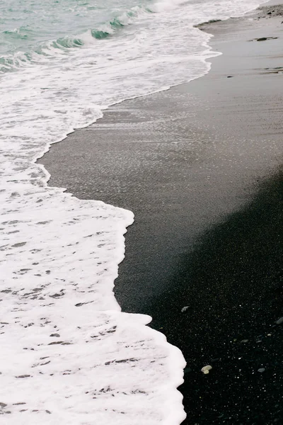 Uma Onda Mar Chega Costa Com Areia Vulcânica Preta — Fotografia de Stock