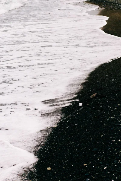 Uma Onda Mar Chega Costa Com Areia Vulcânica Preta — Fotografia de Stock