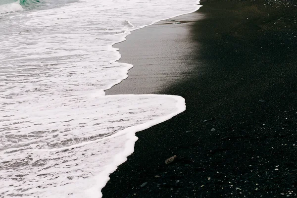 Uma Onda Mar Chega Costa Com Areia Vulcânica Preta — Fotografia de Stock