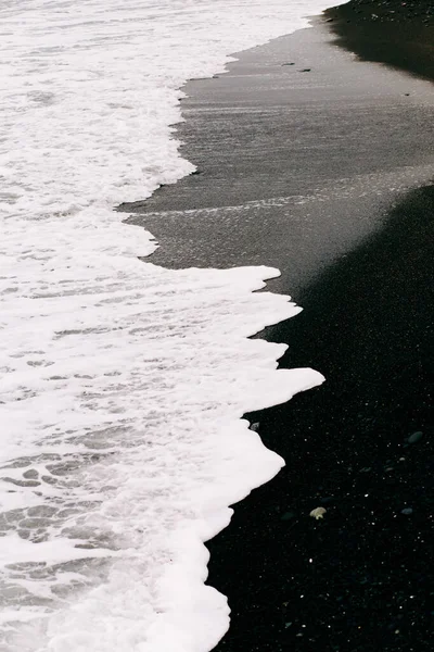 Sahile Siyah Volkanik Kumla Bir Deniz Dalgası Geliyor — Stok fotoğraf