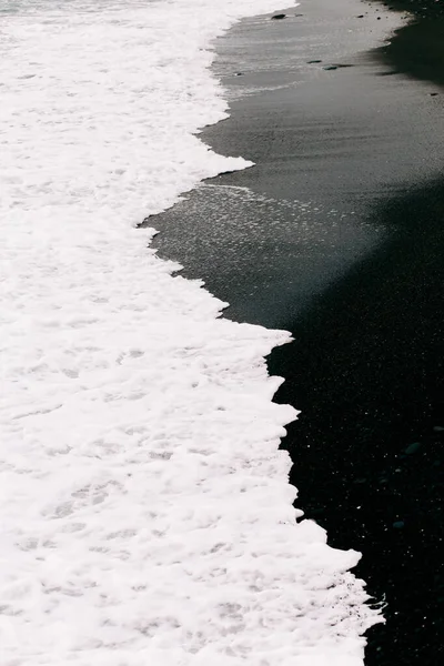 Uma Onda Mar Chega Costa Com Areia Vulcânica Preta — Fotografia de Stock