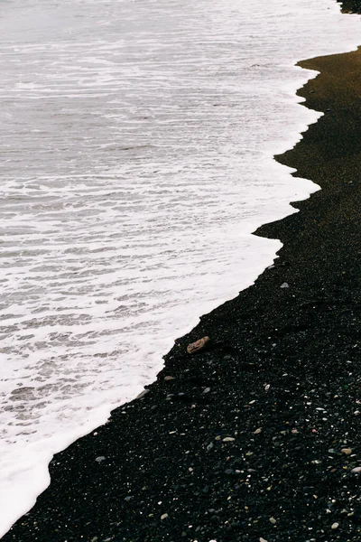 Een Zeegolf Arriveert Kust Met Zwart Vulkanisch Zand — Stockfoto
