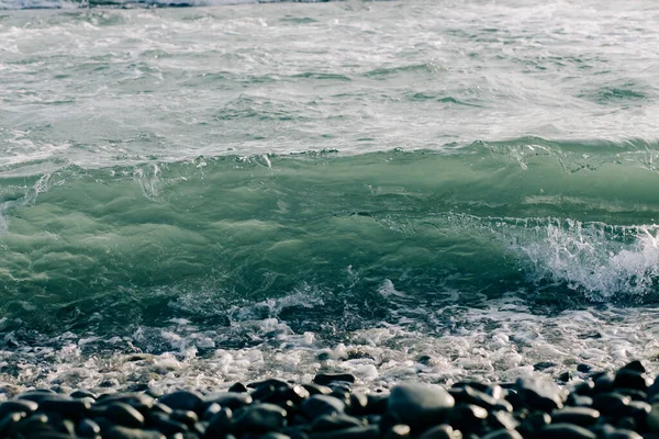 Een Zeegolf Arriveert Kust Met Zwart Vulkanisch Zand — Stockfoto