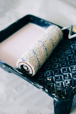 Yuvarlak, plastik siyah bir kapta sıvı bir astar içinde ıslanır.