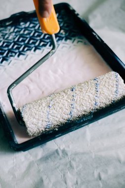 Yuvarlak, plastik siyah bir kapta sıvı bir astar içinde ıslanır.