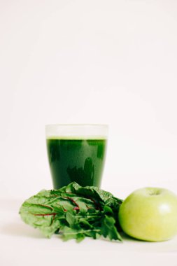 yeşil taze sıkılmış meyve suyu yeşil elma ve taze pancar yaprakları