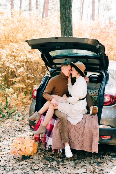 Dos Amantes Abrazan Sentados Maletero Coche Cómodamente Cubiertos Mantas Bosque —  Fotos de Stock
