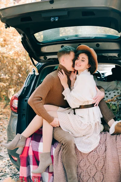 Két Szerelmes Ölelkezik Egy Autó Csomagtartójában Ülve Kényelmesen Beborítva Takaróval — Stock Fotó