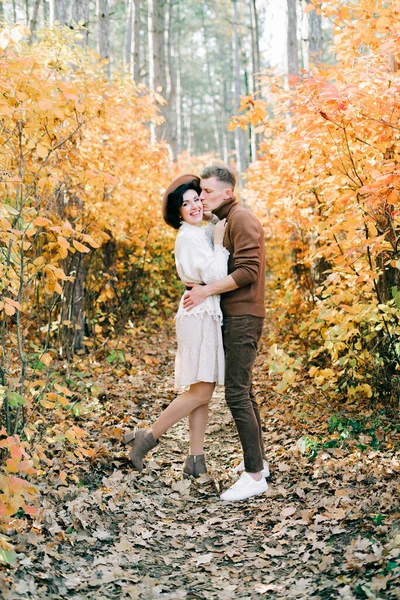 Zwei Glückliche Liebende Umarmen Sich Herbst Inmitten Eines Kiefernwaldes — Stockfoto