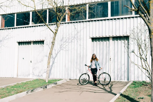 Una Giovane Ragazza Elegante Tiene Una Bicicletta Rosa Piedi Accanto — Foto Stock