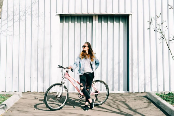 Una Giovane Ragazza Elegante Tiene Una Bicicletta Rosa Piedi Accanto — Foto Stock