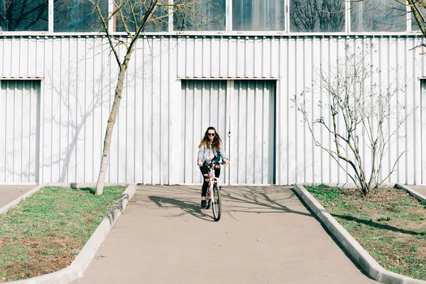 Uma Jovem Menina Elegante Uma Bicicleta Rosa Montando Perto Hangar — Fotografia de Stock