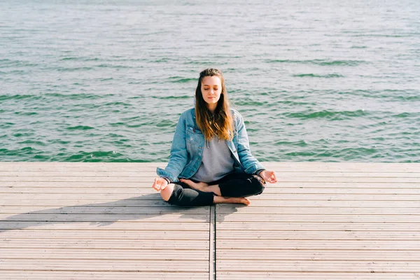 Молода Красива Дівчина Сидить Пірсі Біля Озера Практикує Медитацію — стокове фото