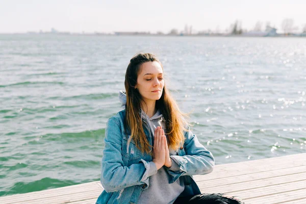 Egy Fiatal Gyönyörű Lány Mólón Mellett Meditációs Gyakorlatot Végez — Stock Fotó