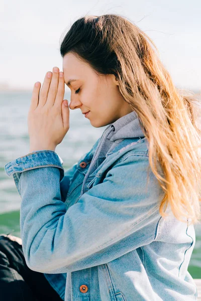 Egy Fiatal Gyönyörű Lány Mólón Mellett Meditációs Gyakorlatot Végez — Stock Fotó