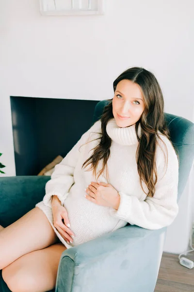 Una Joven Mujer Embarazada Feliz Suéter Blanco Caliente Está Sentado — Foto de Stock