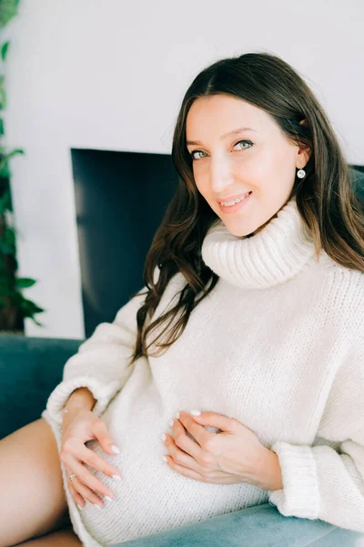 Una Joven Mujer Embarazada Feliz Suéter Blanco Caliente Está Sentado — Foto de Stock