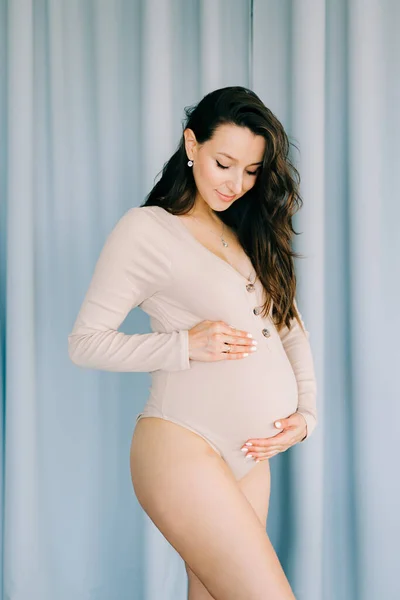 Retrato Una Joven Embarazada Feliz Traje Cuerpo Beige Encuentra Junto — Foto de Stock