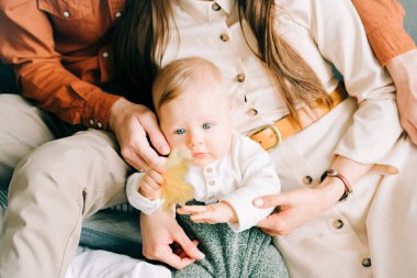 Küçük mutlu bir çocuk hafif bir yatakta yatıyor, gülümsüyor.