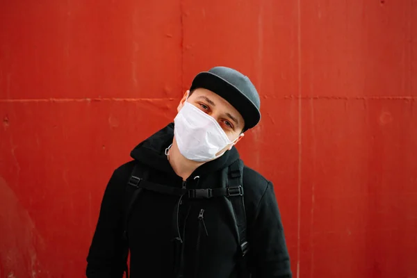 Ein Junger Mann Schwarzer Sportbekleidung Und Baseballkappe Mit Medizinischer Maske — Stockfoto