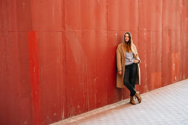 Una Giovane Ragazza Con Cappotto Marrone Occhiali Strada Piedi Vicino — Foto Stock