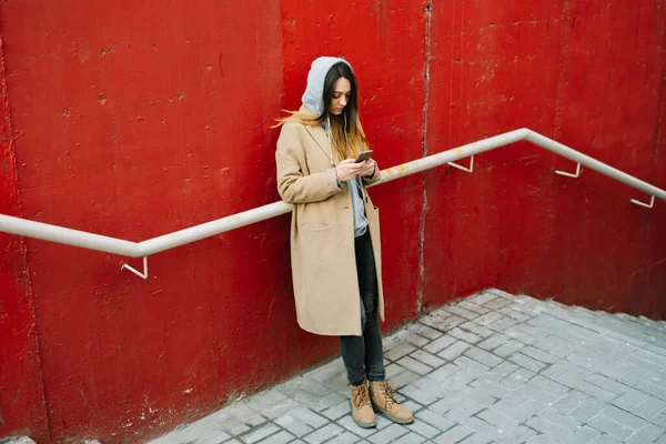 Una Giovane Ragazza Cappotto Marrone Occhiali Strada Piedi Vicino Muro — Foto Stock