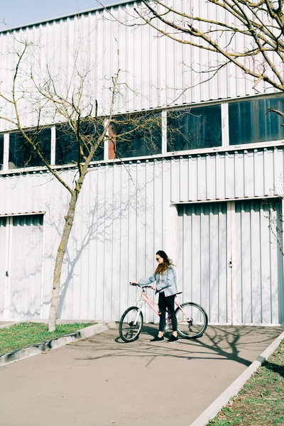 Una Giovane Ragazza Elegante Tiene Una Bicicletta Rosa Piedi Accanto — Foto Stock