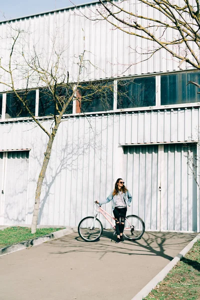 Uma Jovem Menina Elegante Mantém Uma Bicicleta Rosa Lado Dela — Fotografia de Stock