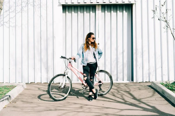 Uma Jovem Menina Elegante Mantém Uma Bicicleta Rosa Lado Dela — Fotografia de Stock