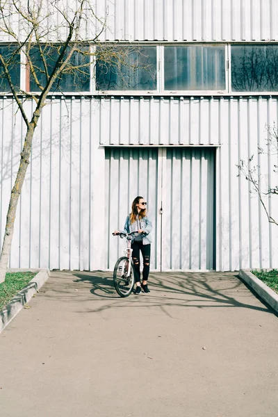 Una Giovane Ragazza Elegante Tiene Una Bicicletta Rosa Piedi Accanto — Foto Stock