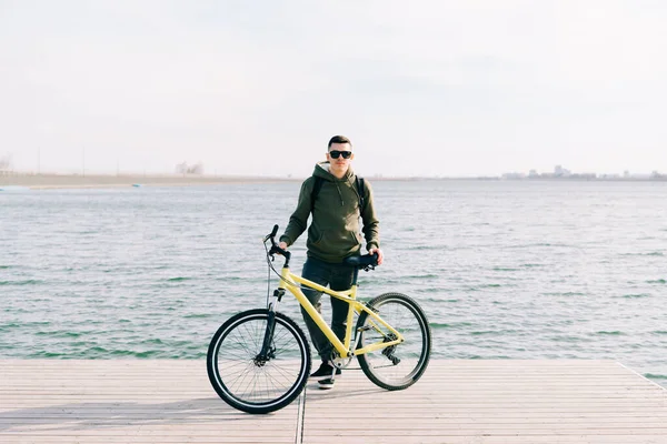 스포츠 맹세와 안경을 근처에 자전거를 있습니다 — 스톡 사진