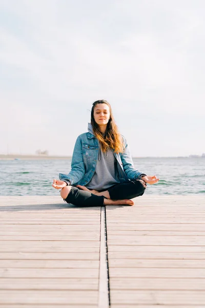 Egy Fiatal Gyönyörű Lány Mólón Mellett Meditációs Gyakorlatot Végez — Stock Fotó