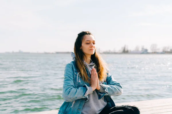 Egy Fiatal Gyönyörű Lány Mólón Mellett Meditációs Gyakorlatot Végez — Stock Fotó