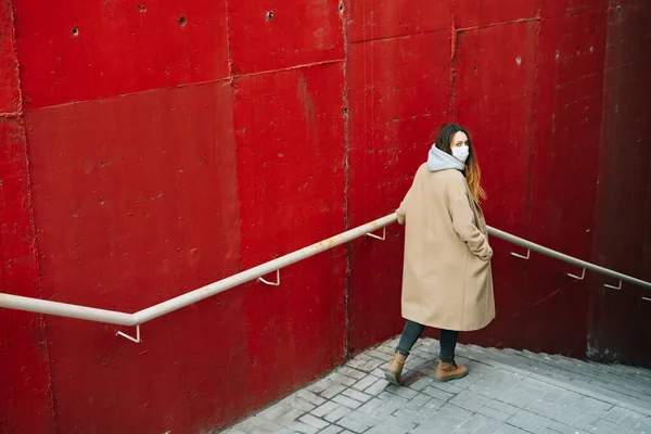 Una Giovane Ragazza Con Cappotto Marrone Con Una Maschera Medica — Foto Stock