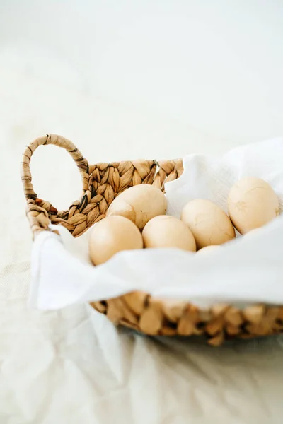 Doğal Bir Hasır Sepetinde Deniz Yosunundan Yapılmış Sekiz Paskalya Yumurtası — Stok fotoğraf