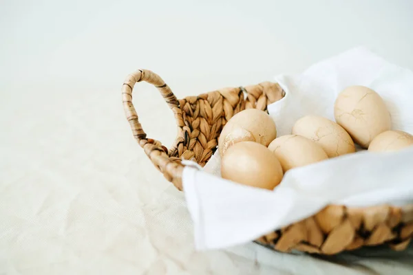 Doğal Bir Hasır Sepetinde Deniz Yosunundan Yapılmış Sekiz Paskalya Yumurtası — Stok fotoğraf
