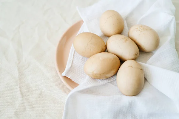 Altı Paskalya Yumurtası Toz Halinde Beyaz Bir Peçeteye Çatlamış Kabuklarla — Stok fotoğraf