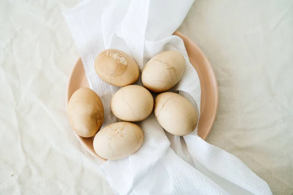 Altı Paskalya Yumurtası Toz Halinde Beyaz Bir Peçeteye Çatlamış Kabuklarla — Stok fotoğraf