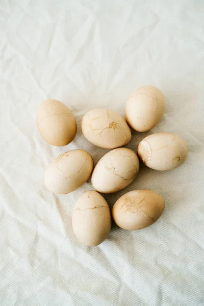 Siete Huevos Pascua Moda Color Pastel Con Grietas Encuentran Sobre —  Fotos de Stock