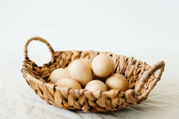 Paskalya Yumurtalarının Pastel Kahverengi Renkli Çatallı Olduğu Doğal Bir Sepet — Stok fotoğraf