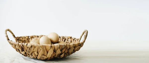 Paskalya Yumurtalarının Pastel Kahverengi Renkli Çatallı Olduğu Doğal Bir Sepet — Stok fotoğraf