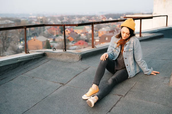 Mulher Europeia Branca Bonita Está Sentada Telhado Edifício Vários Andares — Fotografia de Stock